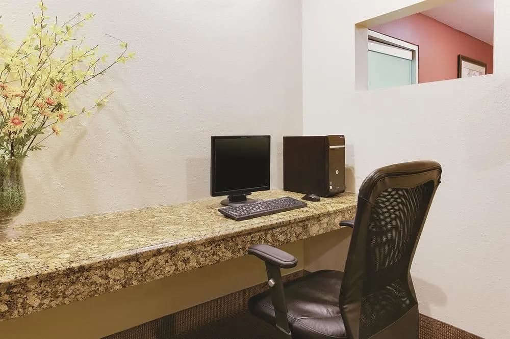La Quinta Inn & Suites JFK Airport - photo 4