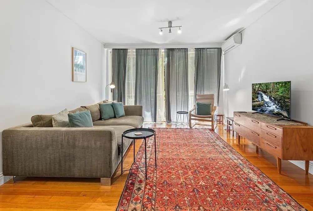Charming Inner-city Stay- Space, Style & Location - photo 5