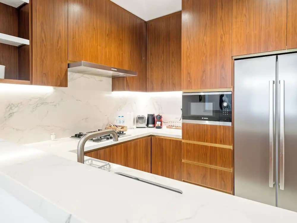 Elegant Apartment Amidst Vibrant Area with Balcony - photo 21