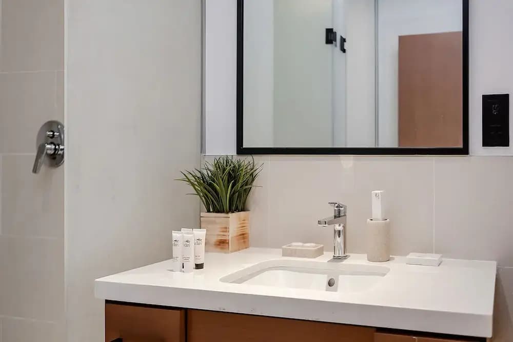 Stylish 2BR with Marina Views - photo 9