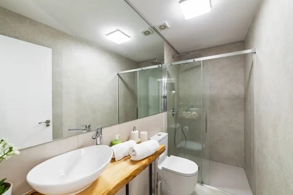 Bright & Spacious Three Bedroom Apartment in Centro - photo 7