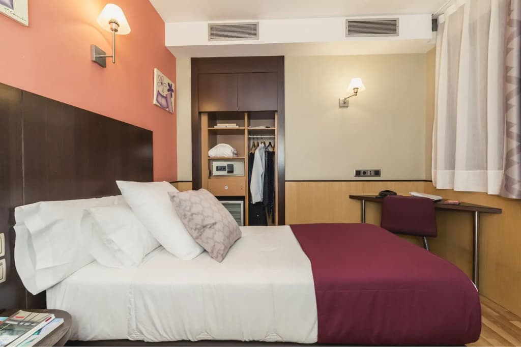 Ronda Lesseps Hotel  - photo 37