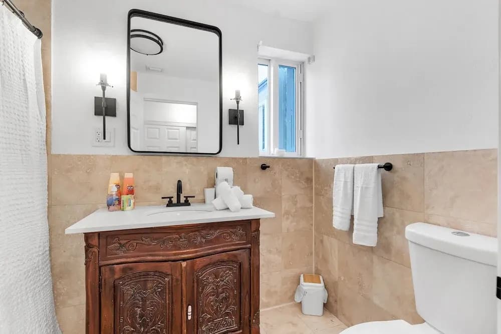 Stylish & Modern 4BD Home - photo 1