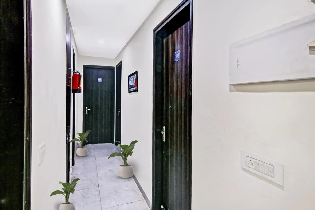 OYO Flagship 70255 Star Light Inn - photo 11