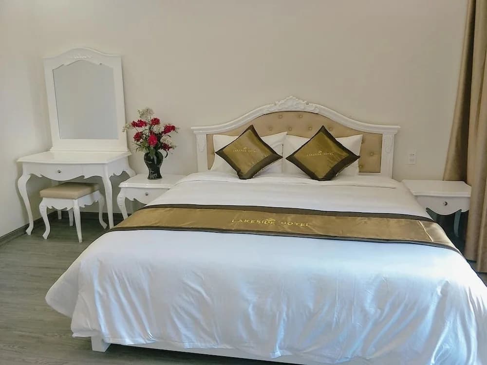 Lakeside Hotel - photo 3