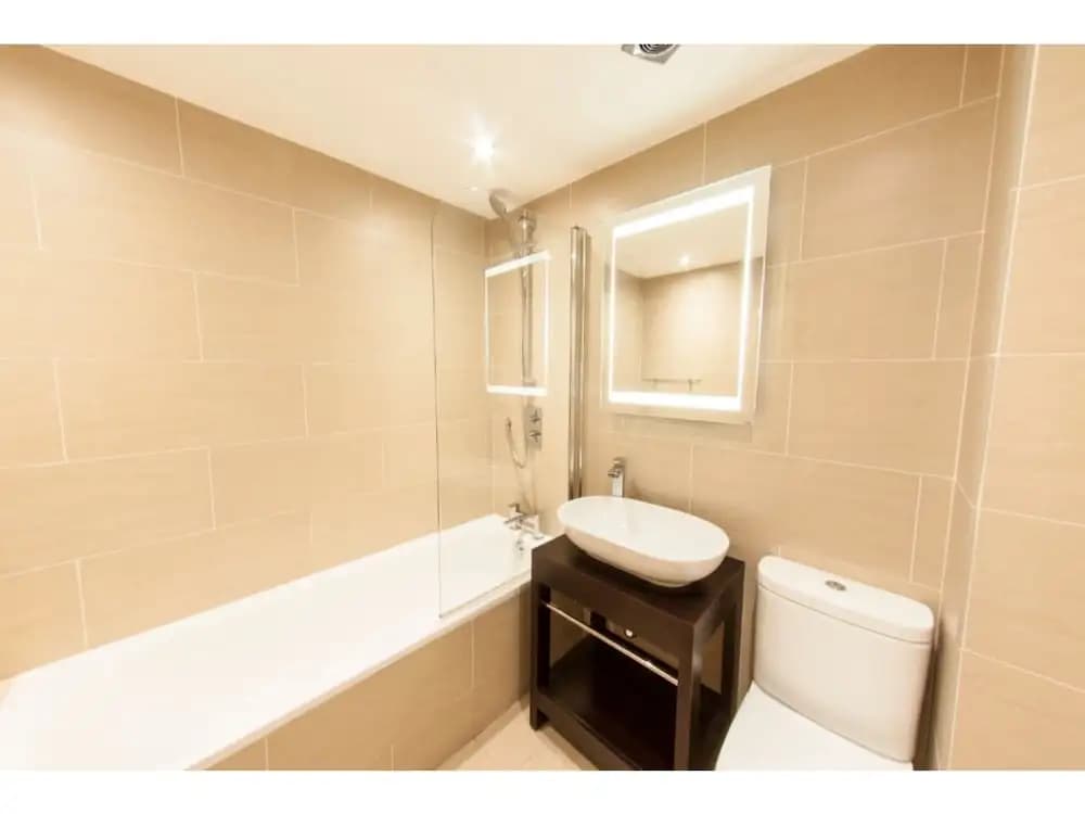 Bright, Classy 2BR Riverside Flat for 4 - photo 8