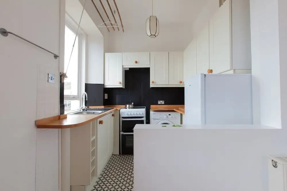3 Bedroom Flat Near Leith - photo 11