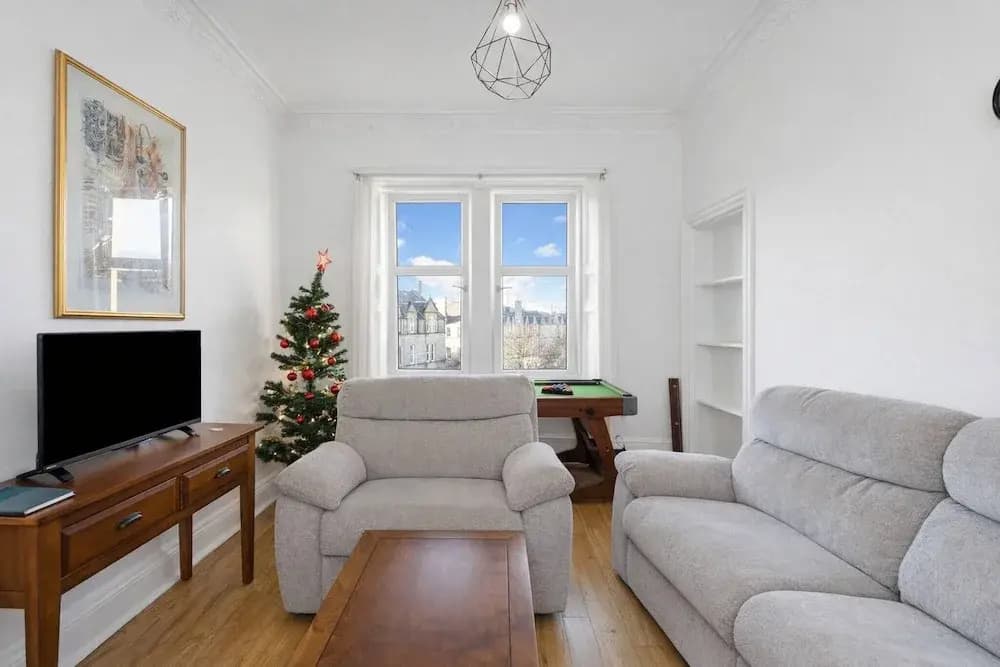 Bright 2 Bedroom Flat on Leith Walk - photo 10