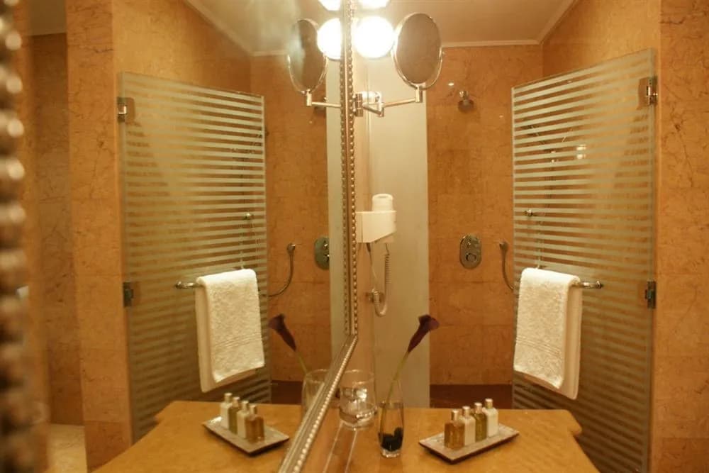 Wiseman Grand Hotel - photo 9