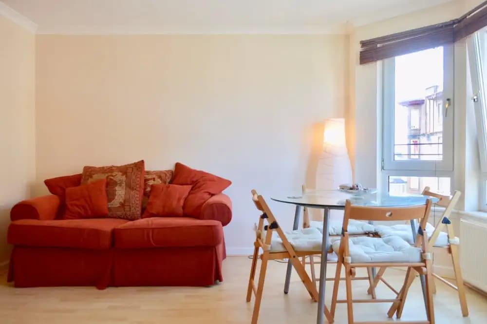 Modern Two Bedroom Flat in Leith - photo 13