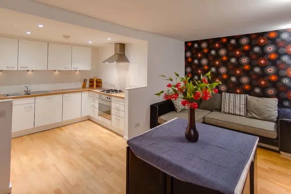 Stylish & Spacious Grassmarket 2bed/2bath - photo 13
