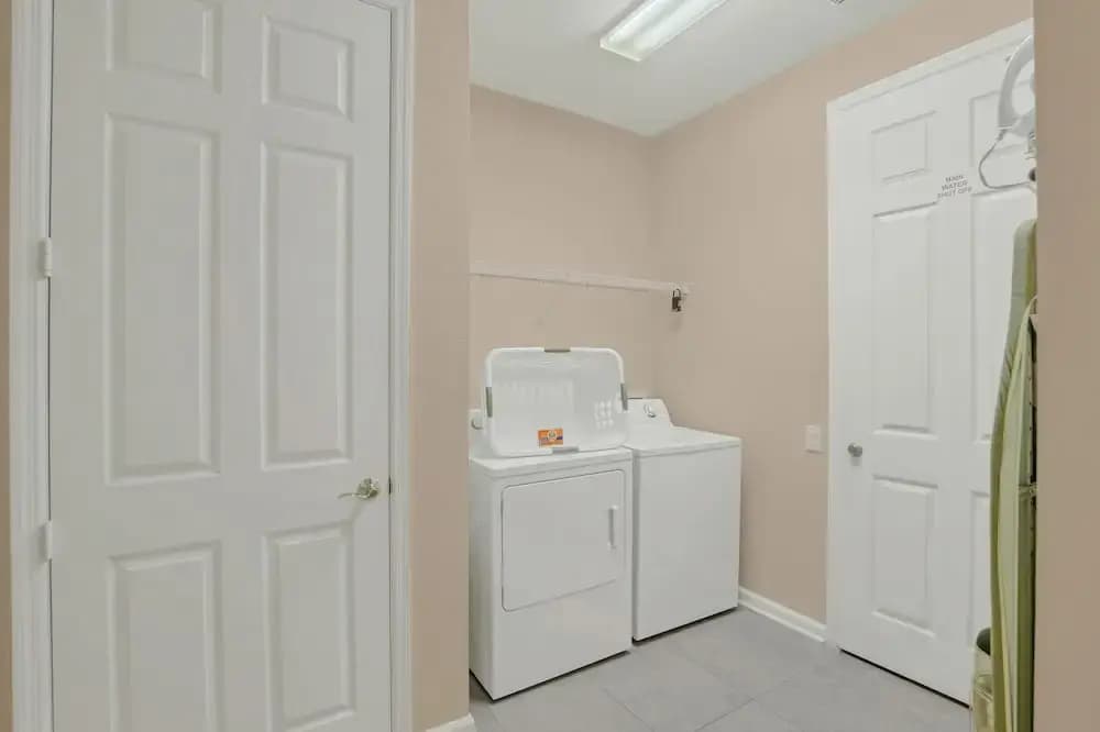 Cozy Condo W/private Balcony Steps to Conv. Ctr - photo 8