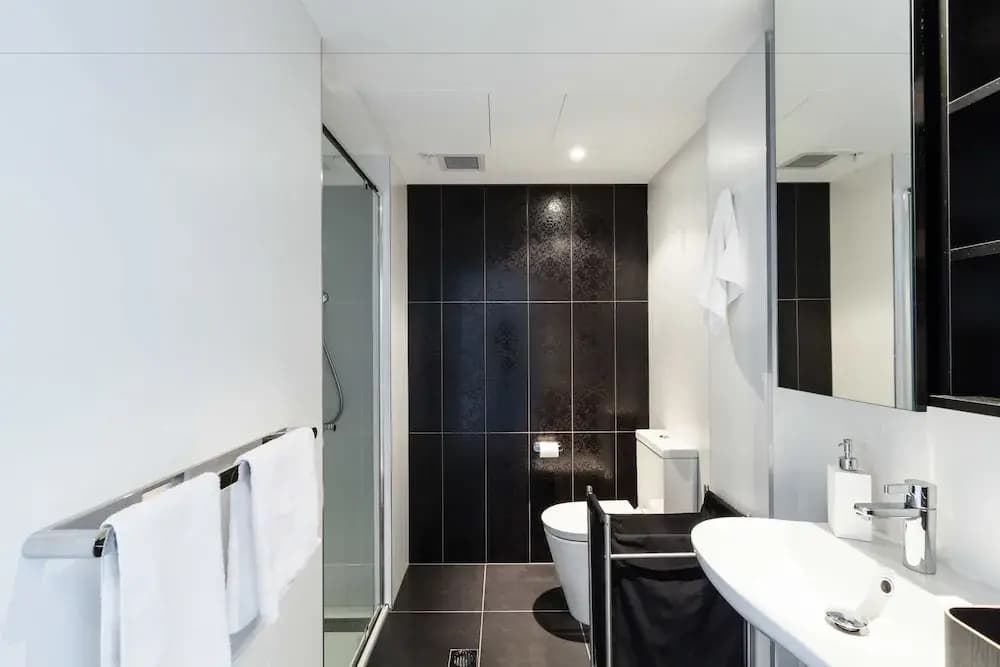 LOGAN, 2BDR Melbourne Apartment - photo 7