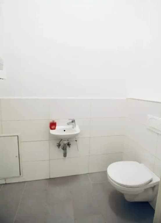 Charming 3BR Apt Close to Augarten Park - photo 6