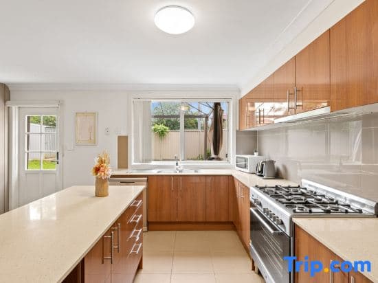 Comfortable Private Rooms – Steps from Train Station - photo 1
