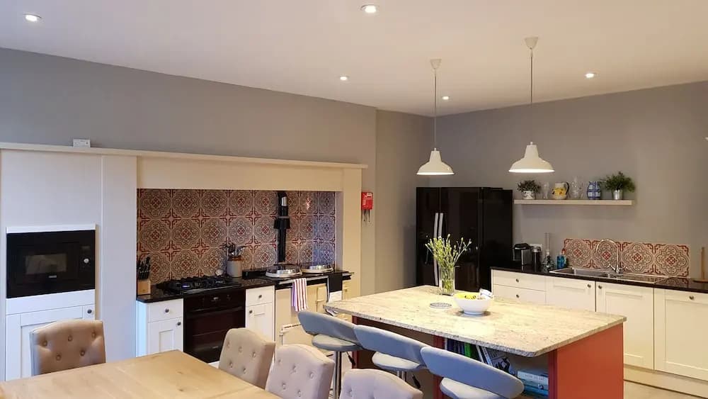 Authentic Central 3-Bedroom Apartment - photo 18