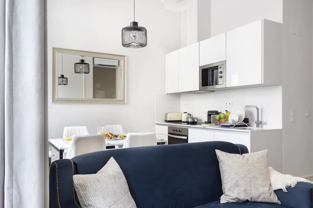 JOIVY Luxurious 2BR Apt w/street view, 2mins to Santa Justa Lift - photo 20