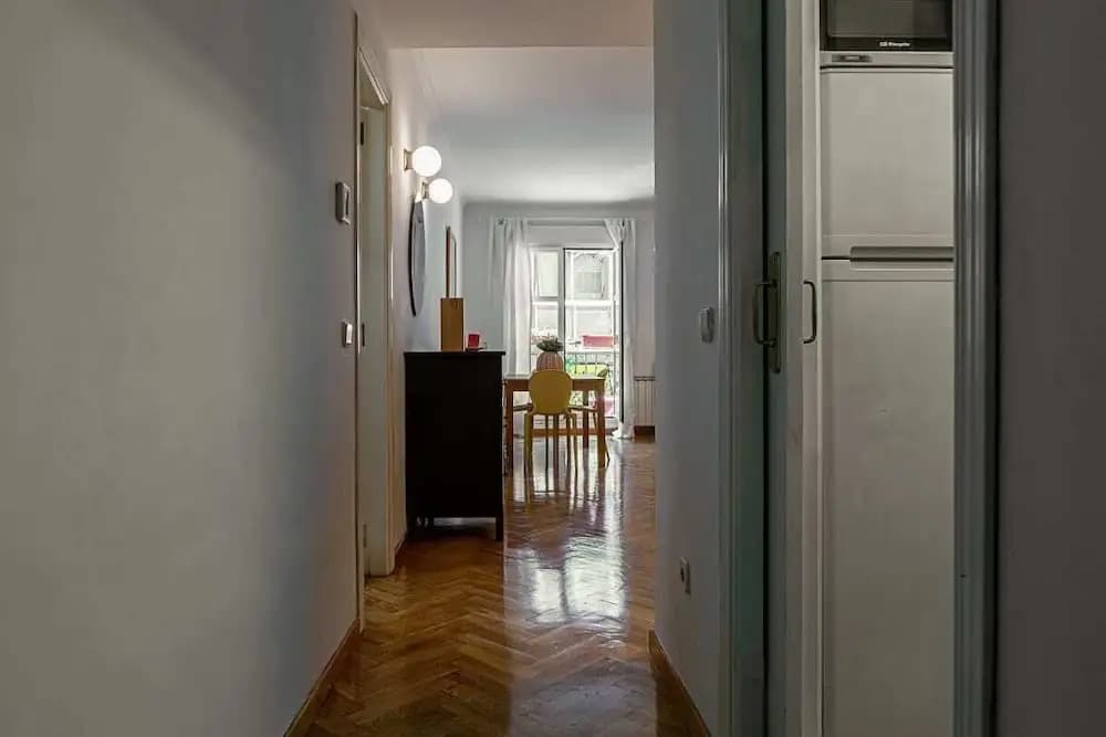 Cute 1 Bed Flat w Balcony, 2 min to Metro - photo 3