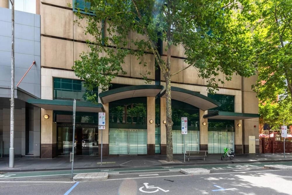 Spacious 3-bed Unit in Melbourne CBD w/ Pool & Gym - photo 1
