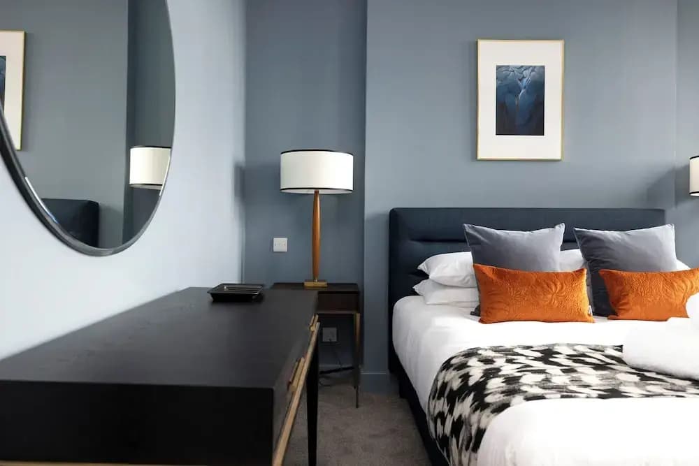 Stylish 2-bed flat in New Town - photo 9