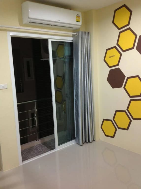Beehive Patong Hostel - photo 16