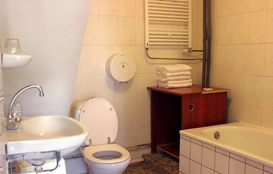 The Veteran Hostel - photo 7