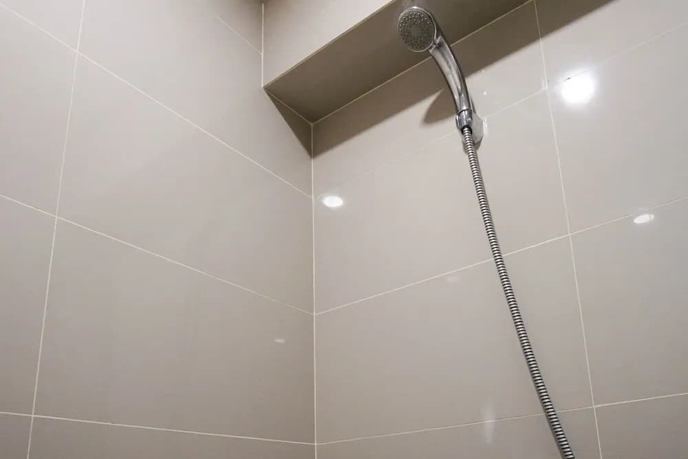 Modern 2BR Apartment at Maqna Residence - photo 8