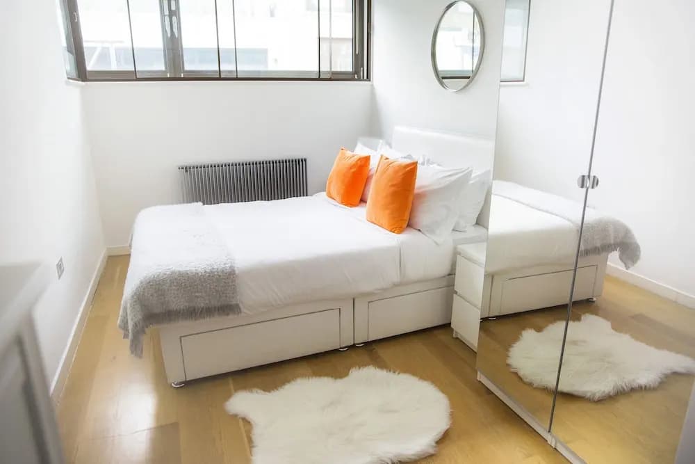 The Holborn Lights - Modern 3BDR Home with Rooftop Terrace & Garage - photo 10