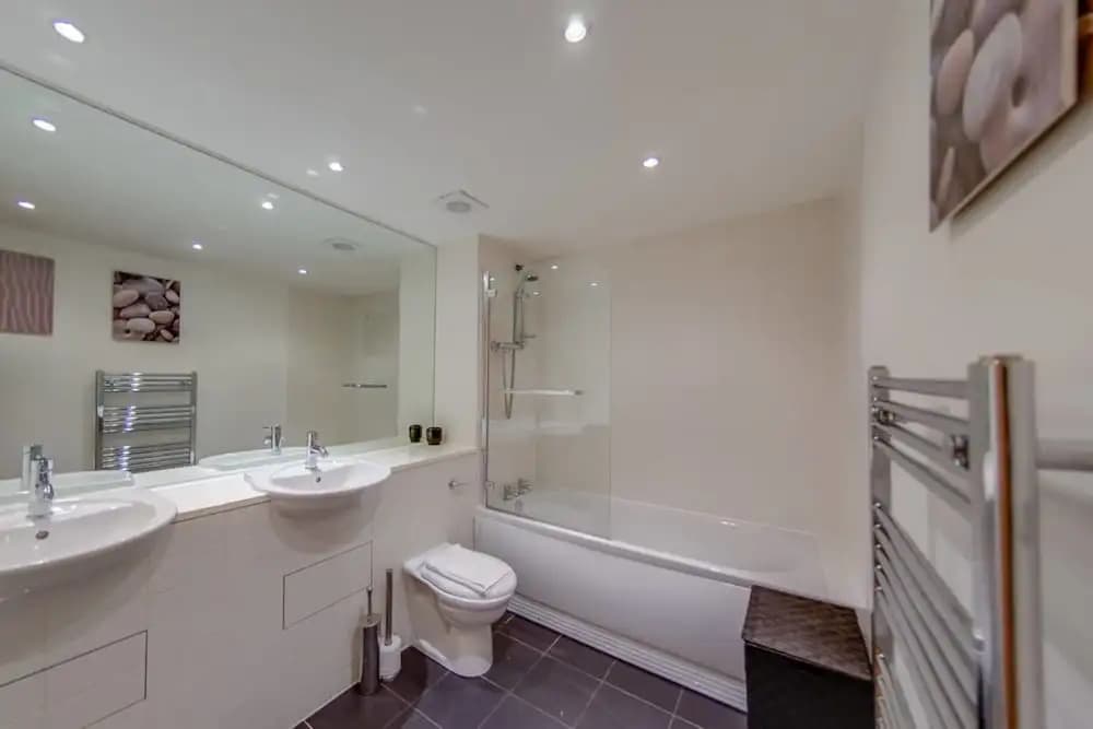 Stylish & Spacious Grassmarket 2bed/2bath - photo 9