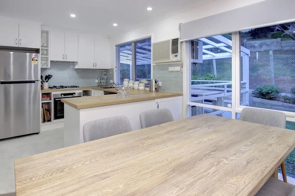 Stylish Coastal Retreat - photo 18