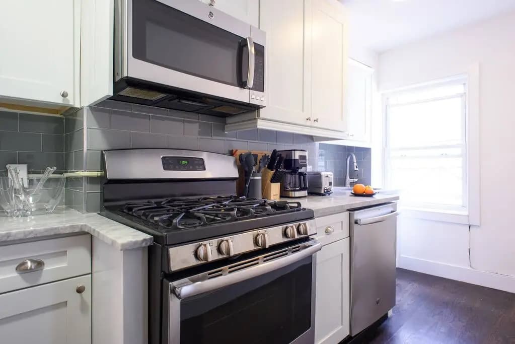 39-3 Newly Renovated 3 BR Prime Midtown Sleeps 6 - photo 18