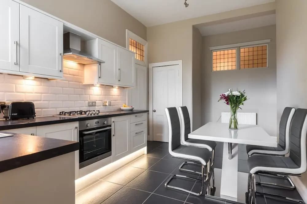 Sleek and Modern 2BR Home Near City Centre - photo 17