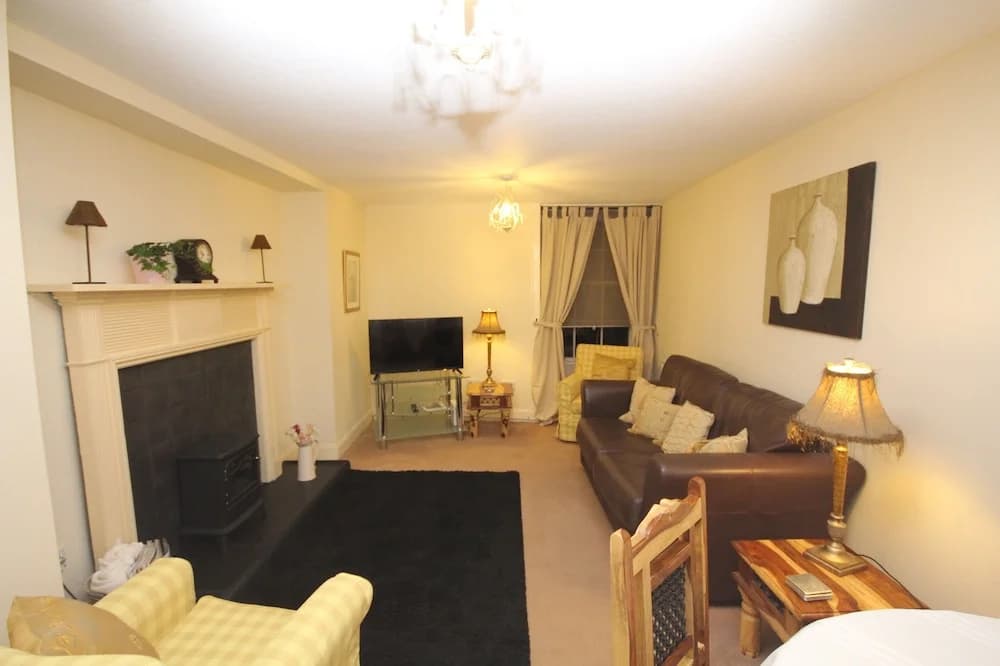 Silver Lining - St Patrick Sq Apartment - photo 4