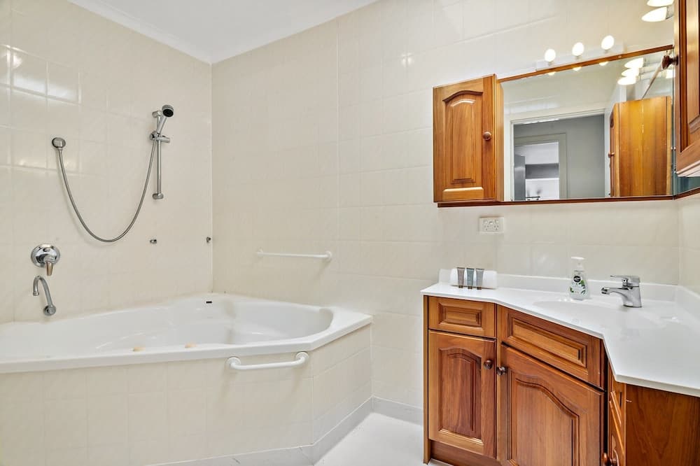 Spacious 4-bed House With Garden in Doncaster - photo 5