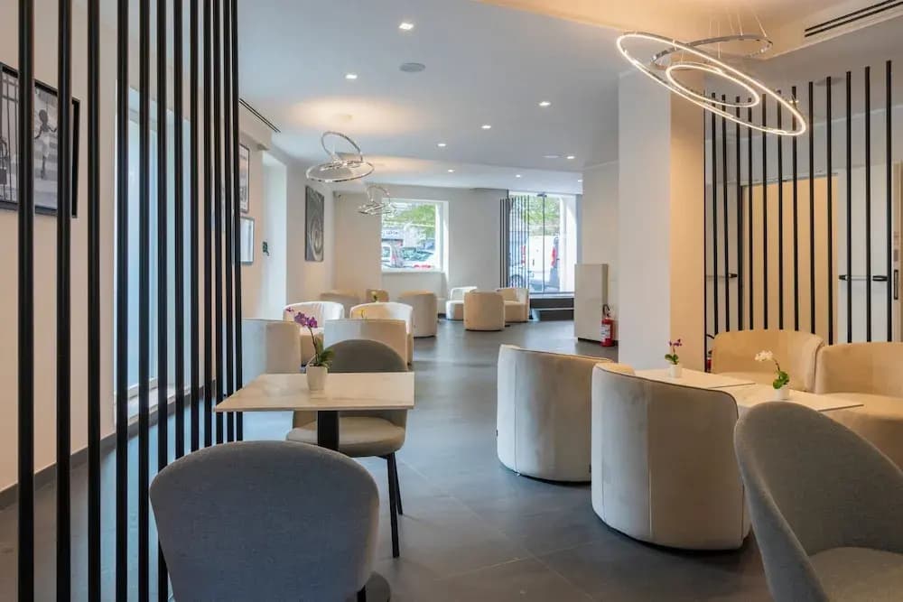 J Maluni City Hotel - photo 8