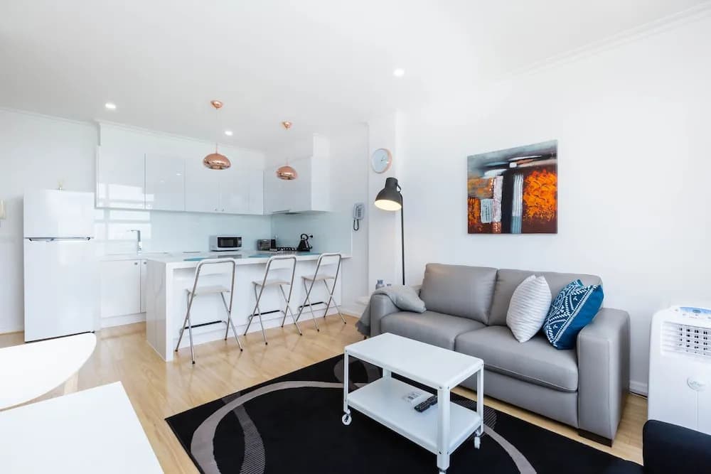 ROLAND, 1BDR Melbourne Apartment - photo 9