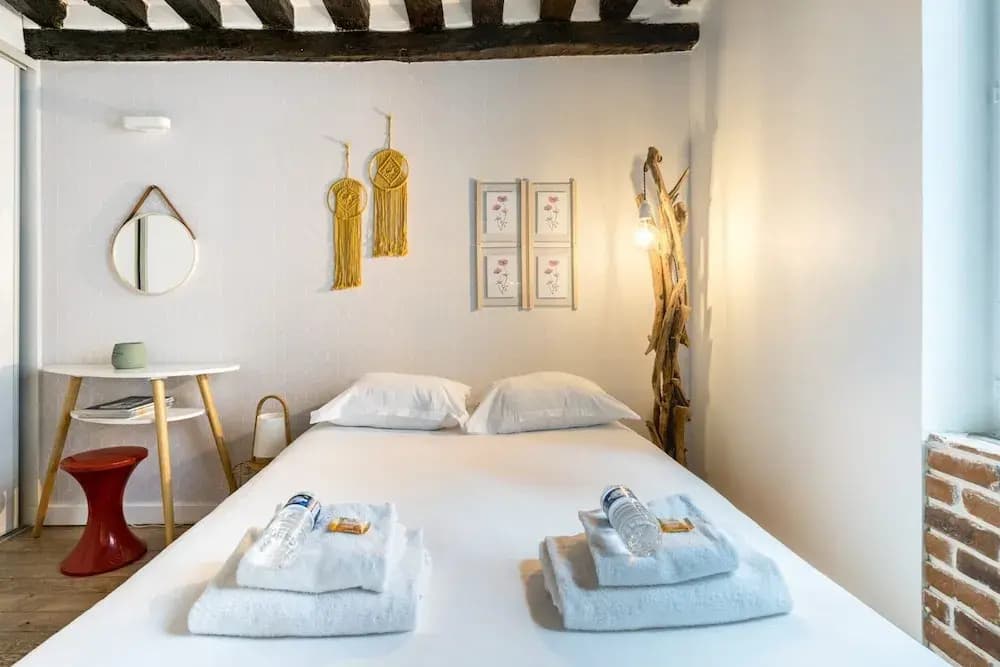 Chic Apartment With Patio - 2br/6p - Le Marais - photo 2