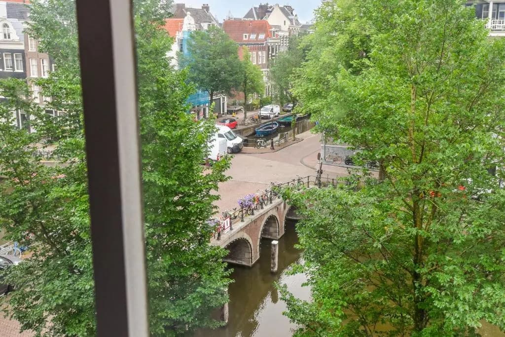 Herengracht Bed & Breakfast with canal view - photo 9