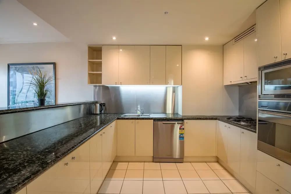 Elegant 4B 2B Unit in Melbourne CBD w/ Parking! - photo 18
