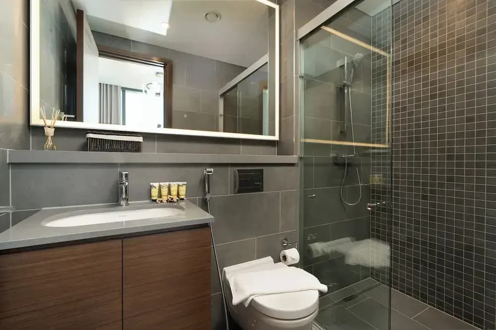 PVH - Stylish 1BR with Study - The Crest - photo 8