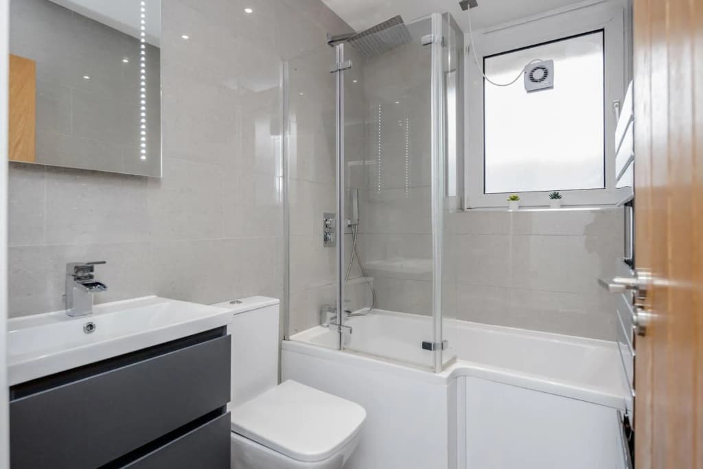 3 Bedroom Apartment in Stratford City - photo 8