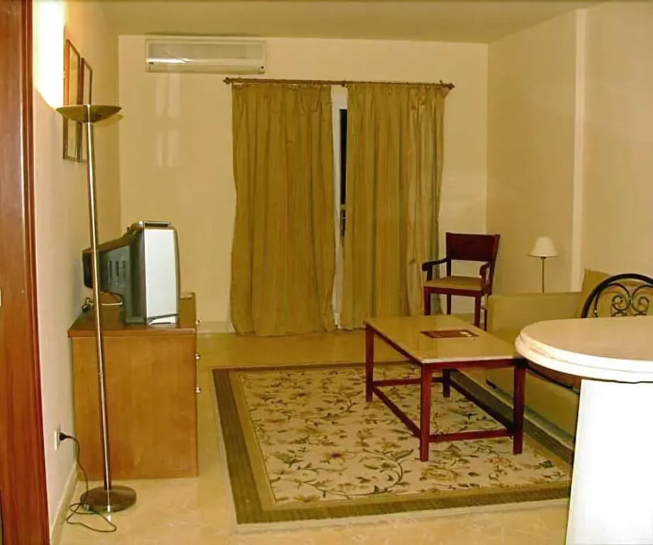 Golden Carven Hotel - photo 2