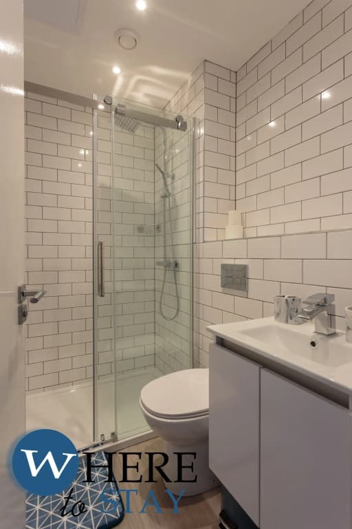 Stylish 2bed Apartment Underneath Edinburgh Castle - photo 8