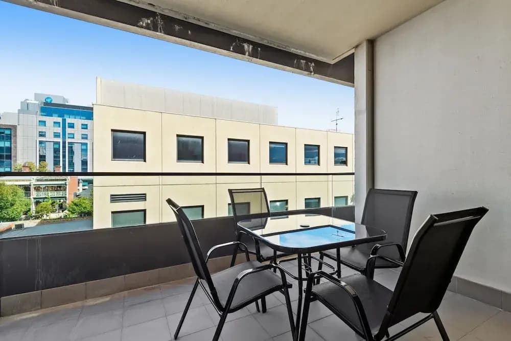 Stylish 2-bed Apartment Near MCG - photo 2