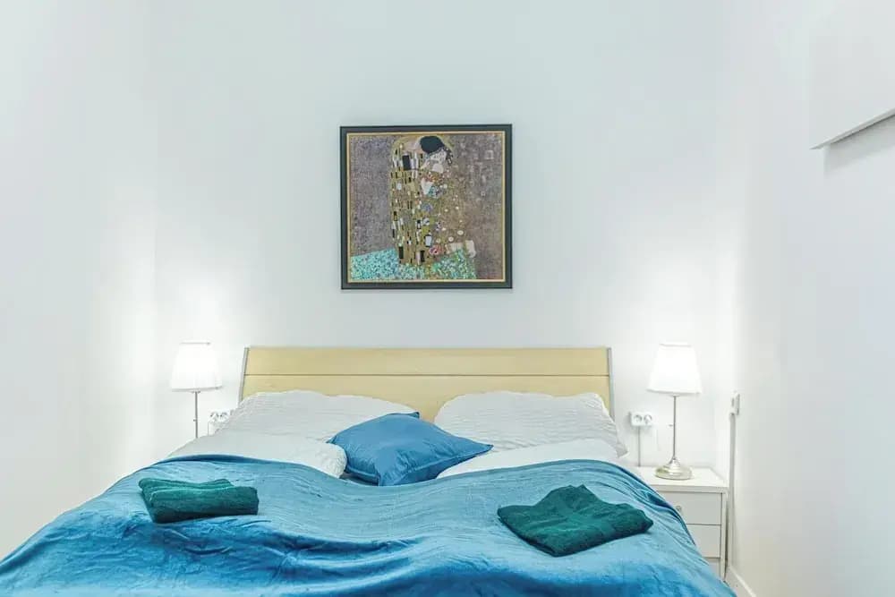 Elegant 2BR Apt Steps from Westbahnhof - photo 2