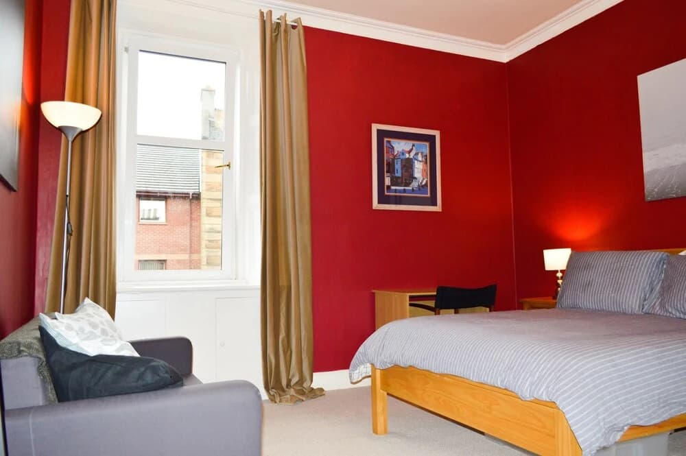 Colourful 1 Bedroom Apartment Near Edinburgh Centre - main photo