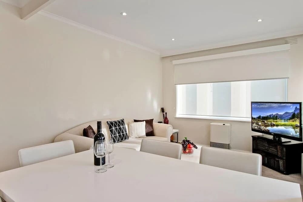 Elwood Seaside 2 Bed Retreat - photo 3