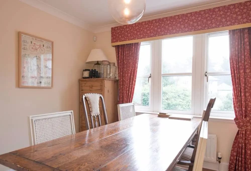 5 Bedroom House With Free Parking - photo 2