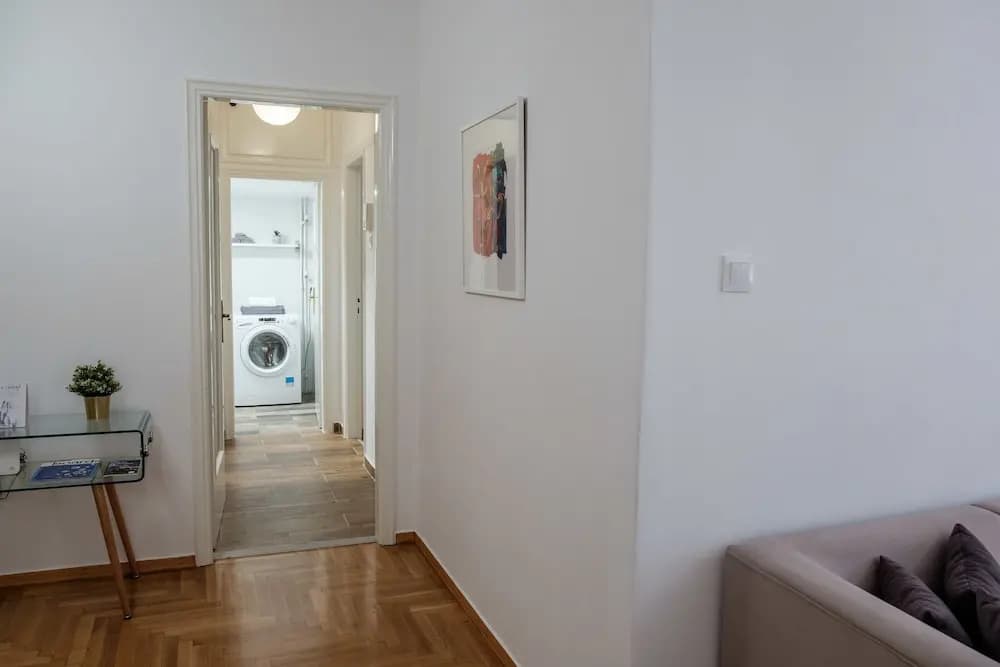 Comfortable 2BD apartment next to Megaro - photo 2