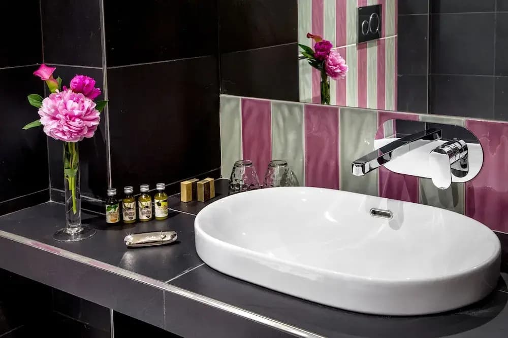 GCF Luxury Suites, Guest House - photo 9